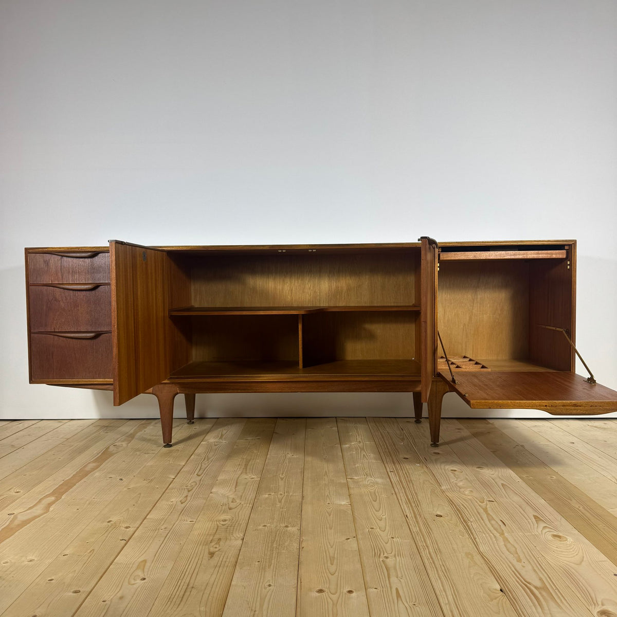 McIntosh sideboard in teak – Mobile vintage restaurato, anni ’60