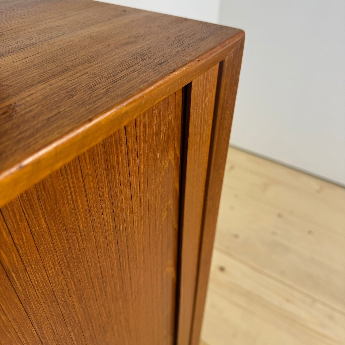 Sideboard di Kai Kristiansen in Teak con Ante a Scomparsa – Danimarca Anni ’60