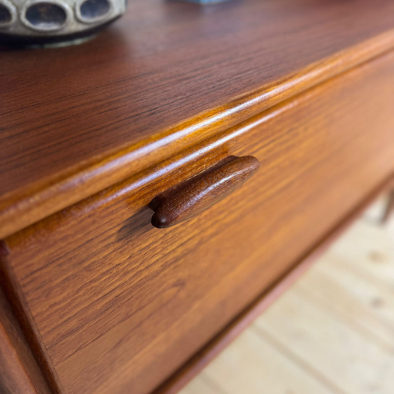 Mobile Basso Vintage con Anta a Ribaltina – Design Scandinavo Anni ’60, Teak e Dettagli Eleganti