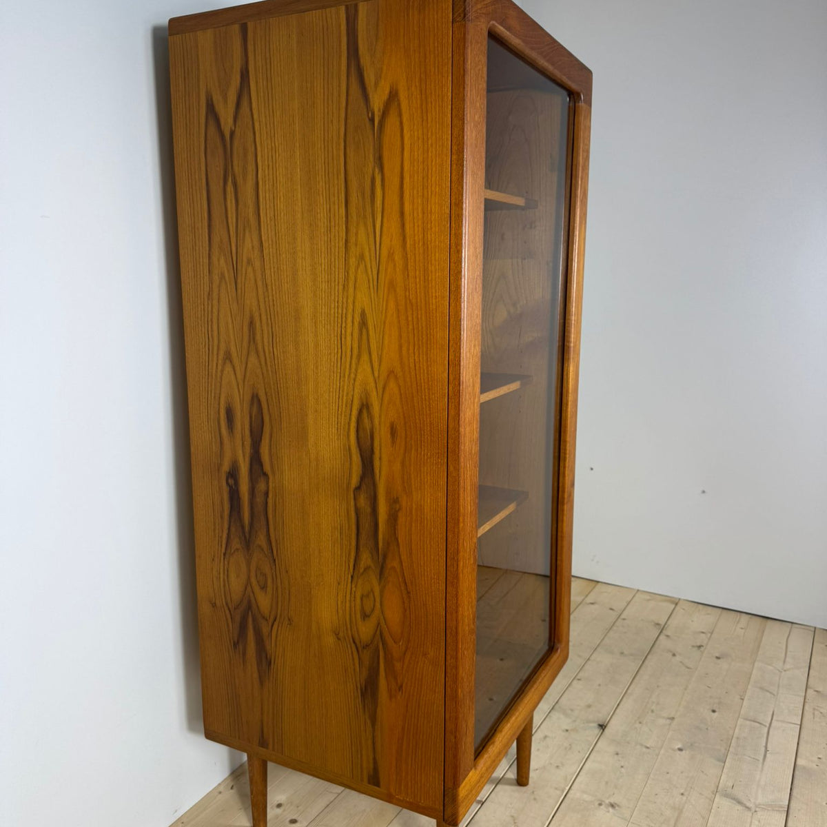 Mobile in teak con anta in vetro, Danimarca 1960