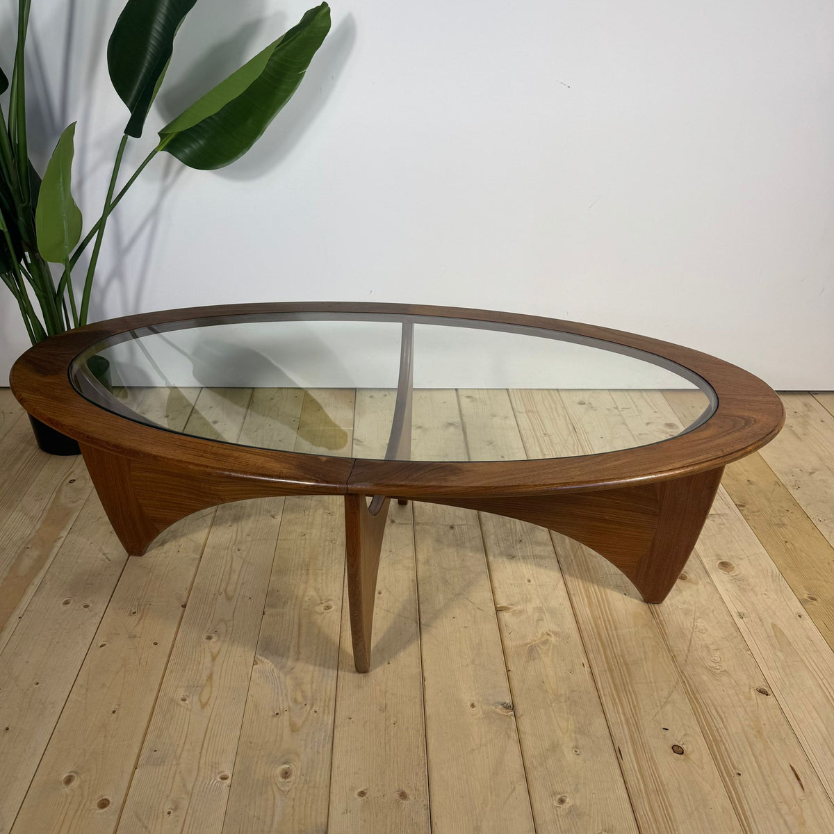 Tavolino da Caffè Ovale G-Plan Astro in Teak e Vetro – Icona Mid-Century