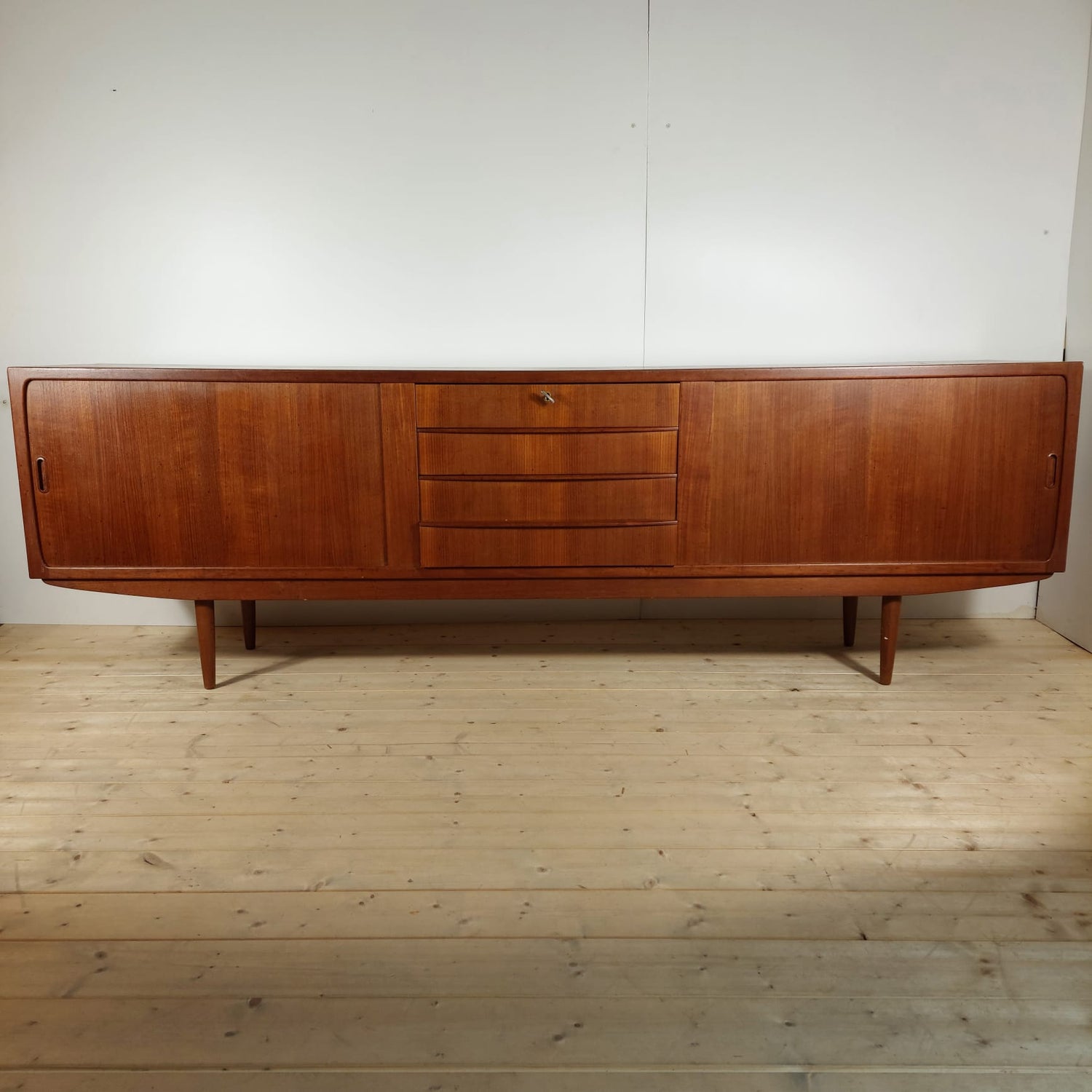 Credenza danese in teak 250 cm con ante a scomparsa, anni ’60