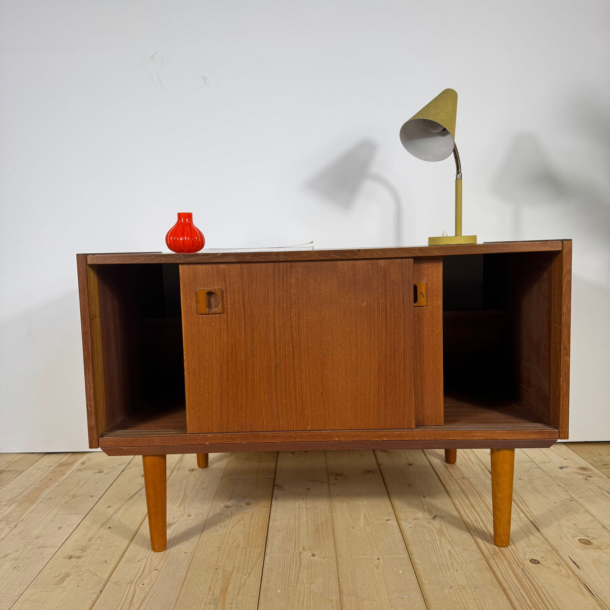 Piccola Sideboard Danese in Teak con Ante Scorrevoli – Anni ’60