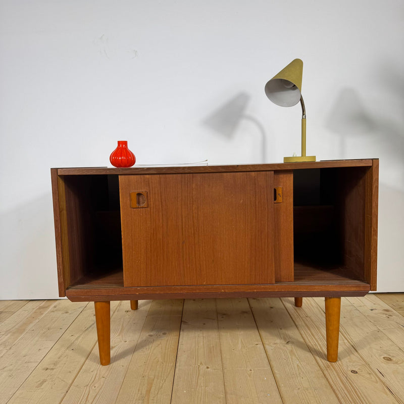 Piccola Sideboard Danese in Teak con Ante Scorrevoli – Anni ’60