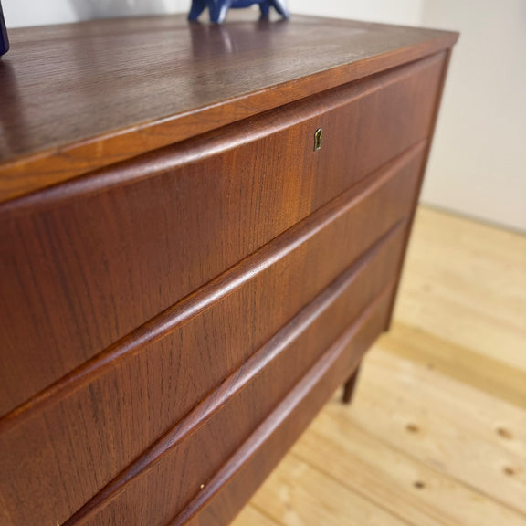 cassettiera danese vintage teak dettagli