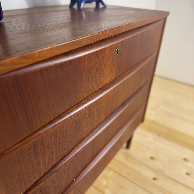 cassettiera danese vintage teak dettagli