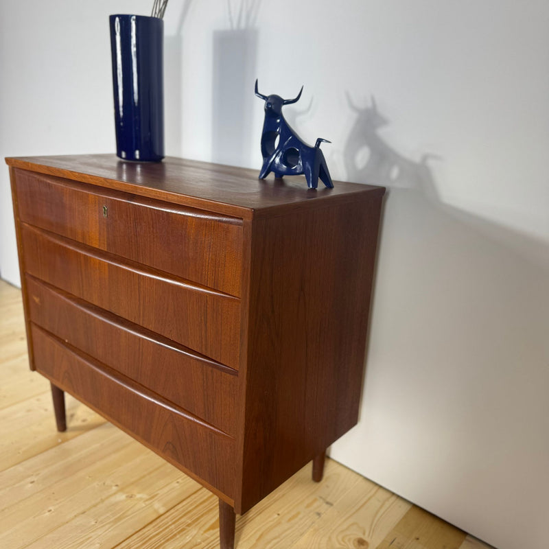 cassettiera mid century dettaglio maniglie integrate