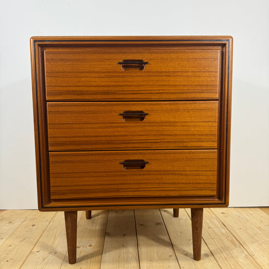 Piccola cassettiera in teak a tre cassetti, Danimarca 1960