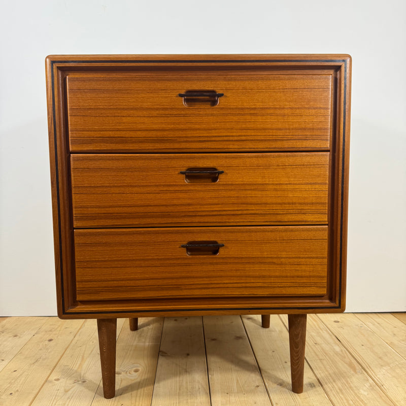 Piccola cassettiera in teak a tre cassetti, Danimarca 1960
