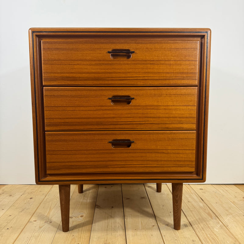 Piccola cassettiera in teak a tre cassetti, Danimarca 1960