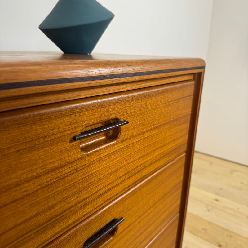 Piccola cassettiera in teak a tre cassetti, Danimarca 1960