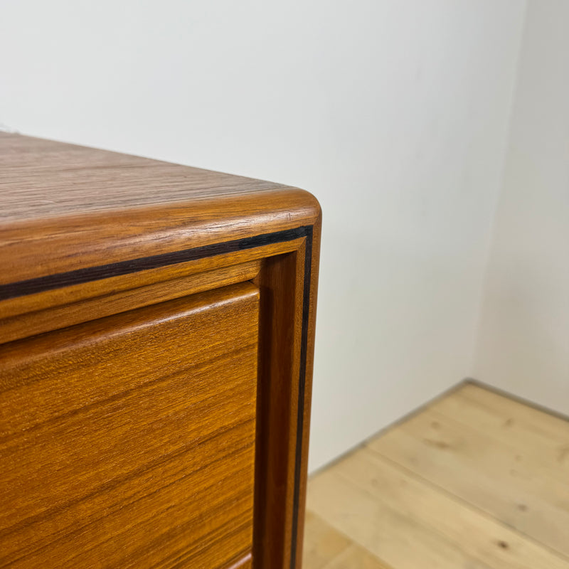 Piccola cassettiera in teak a tre cassetti, Danimarca 1960