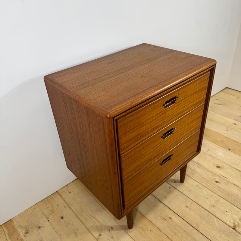 Piccola cassettiera in teak a tre cassetti, Danimarca 1960