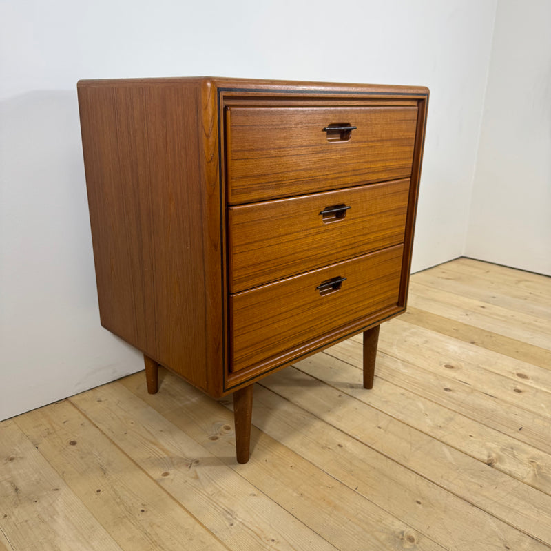 Piccola cassettiera in teak a tre cassetti, Danimarca 1960