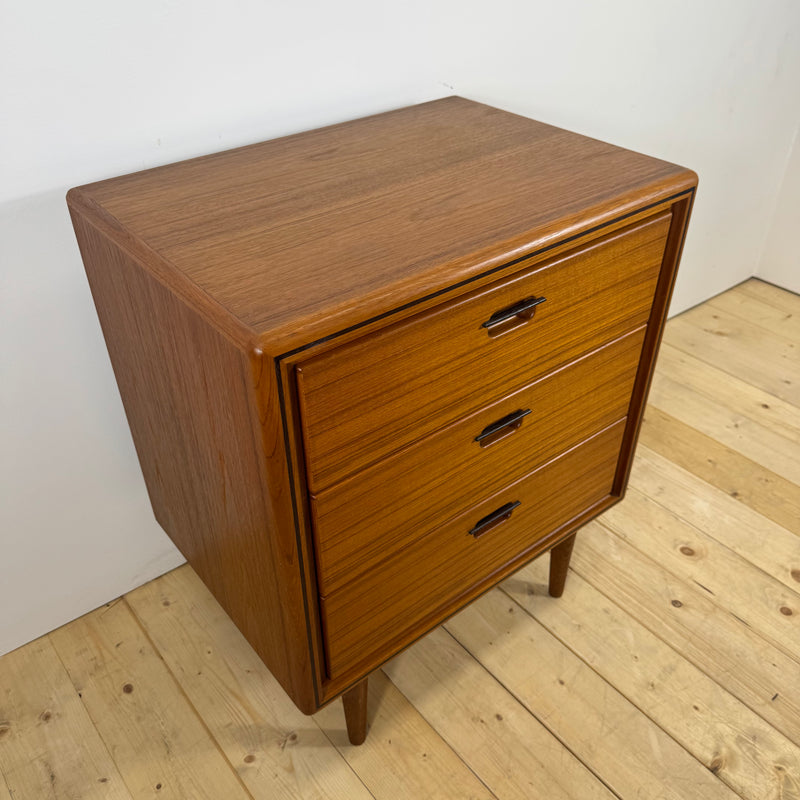 Piccola cassettiera in teak a tre cassetti, Danimarca 1960