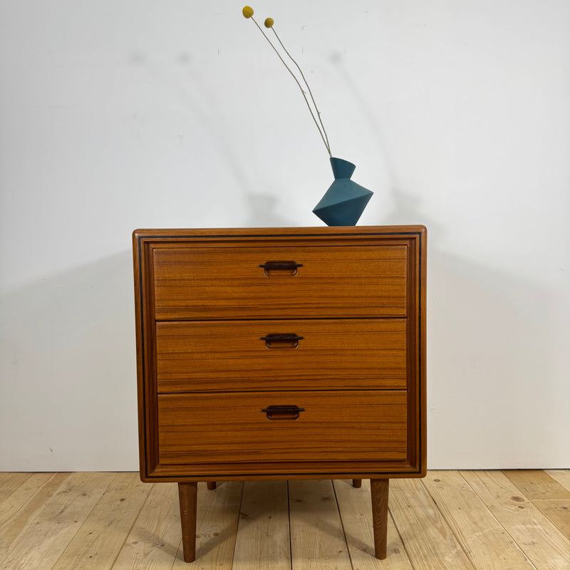 Piccola cassettiera in teak a tre cassetti, Danimarca 1960
