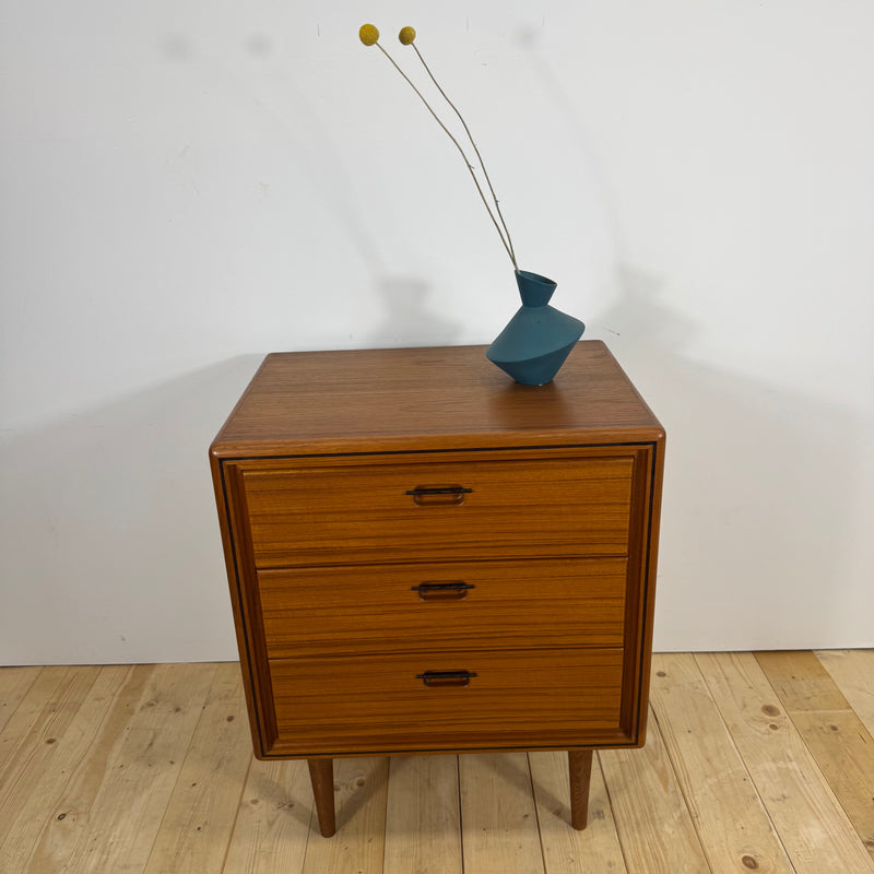 Piccola cassettiera in teak a tre cassetti, Danimarca 1960