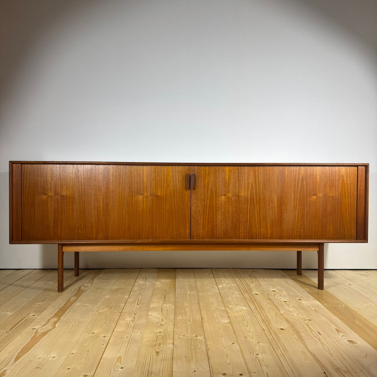 Credenza moderna danese in teak degli anni '60 di Henning Kjaernulf per Bruno Hansen