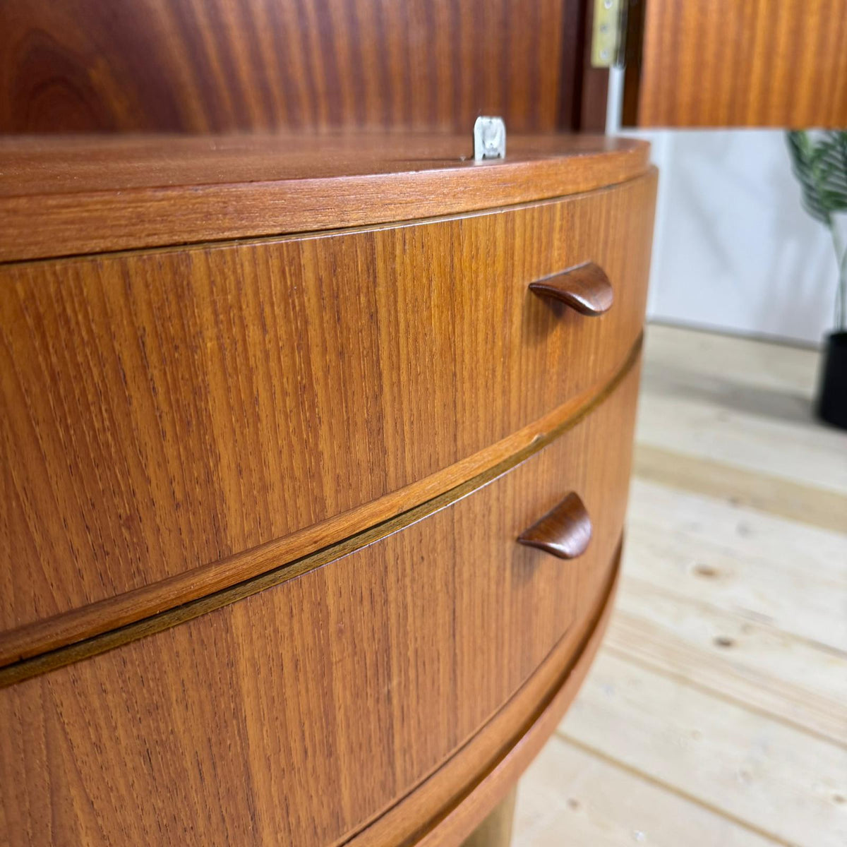 Mobile Angolare Mid-Century Modern in Teak con Ante
