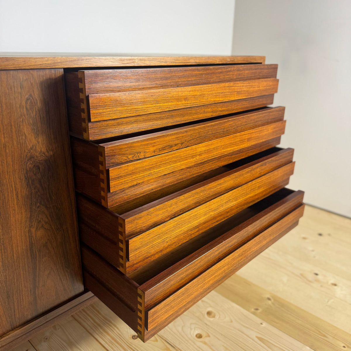 Sideboard danese anni ’60 in palissandro – ante scorrevoli e cassetti