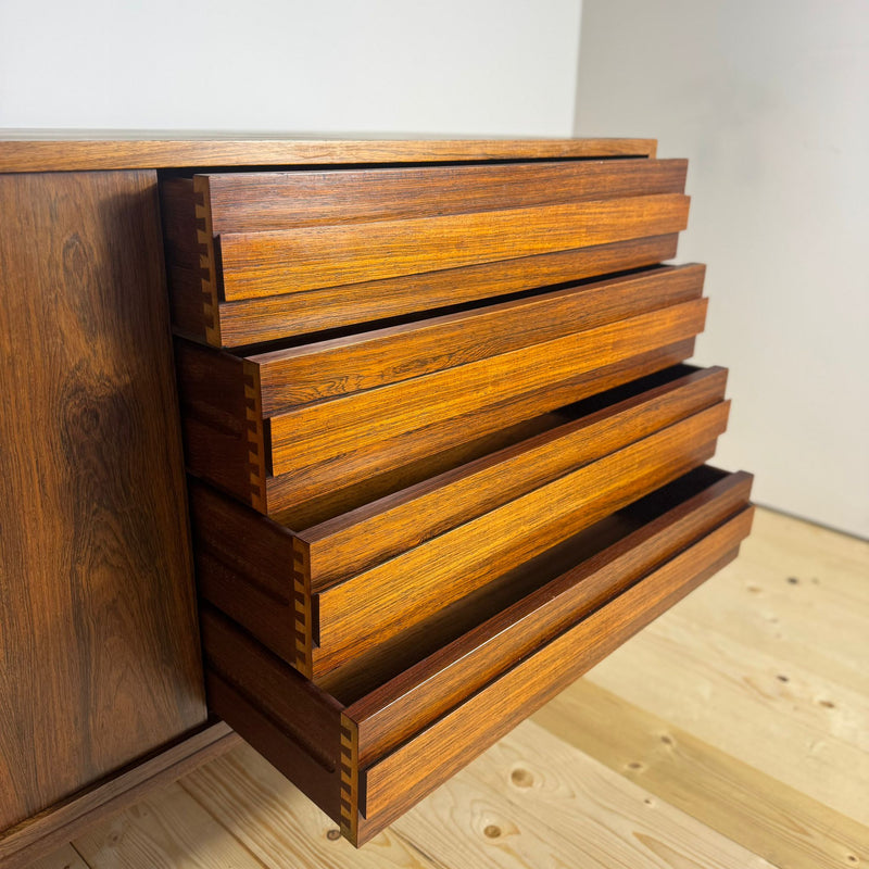 Sideboard danese anni ’60 in palissandro – ante scorrevoli e cassetti