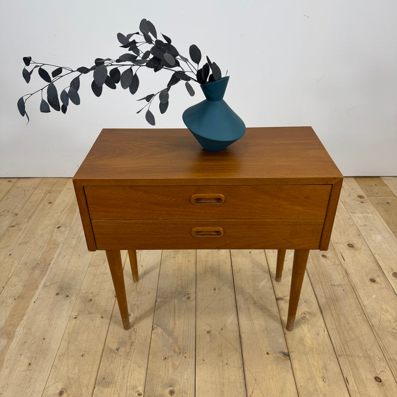 Comodino danese in teak con due cassetti, 1960