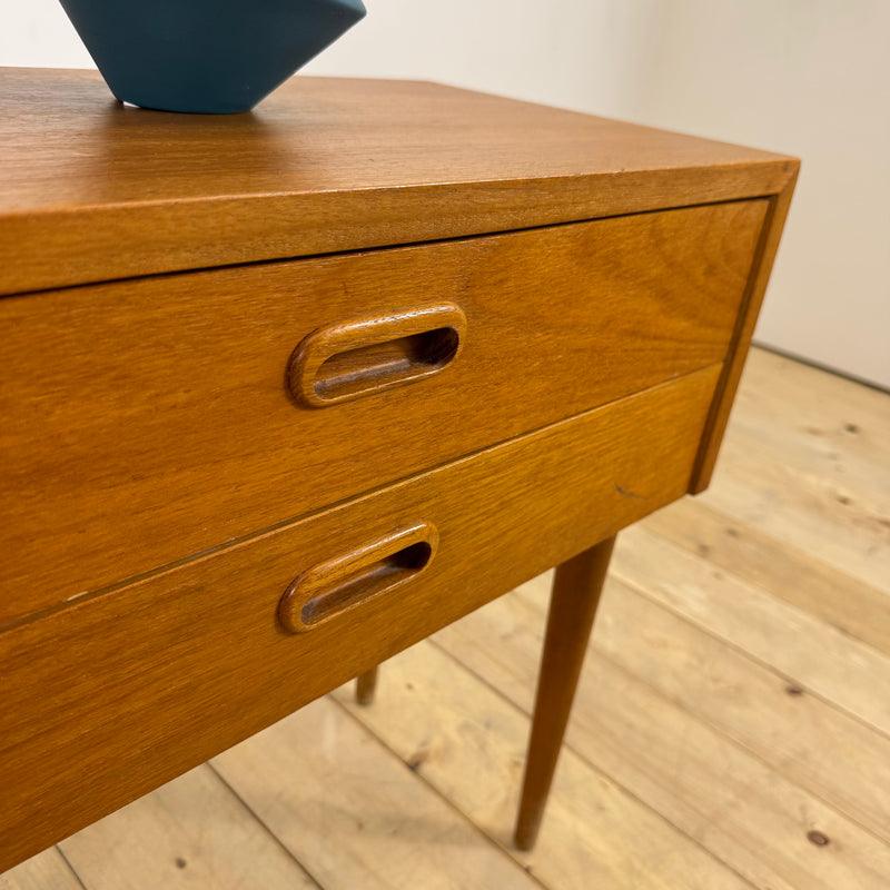 Comodino danese in teak con due cassetti, 1960