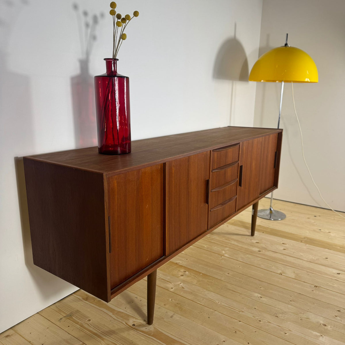 credenza teak mid century in ambiente soggiorno