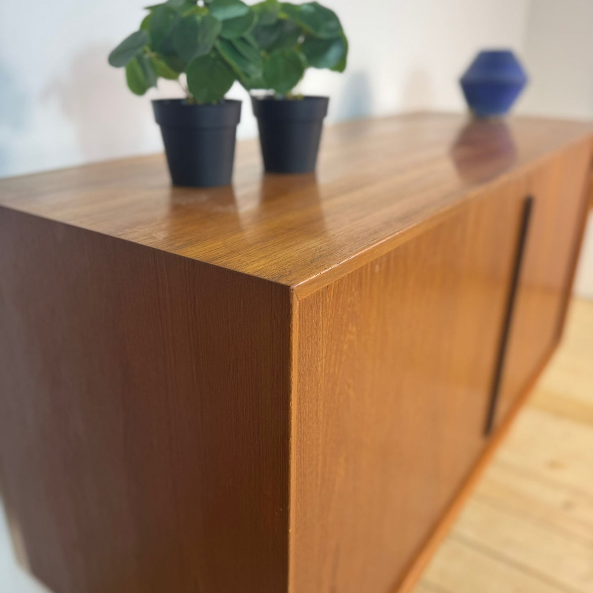 Sideboard di Kai Kristiansen in Teak con Ante a Scomparsa – Danimarca Anni ’60