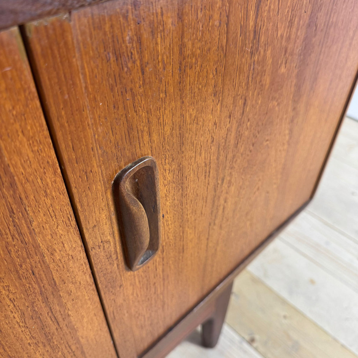 Sideboard G-Plan in Teak – Credenza Mid-Century di Design Britannico
