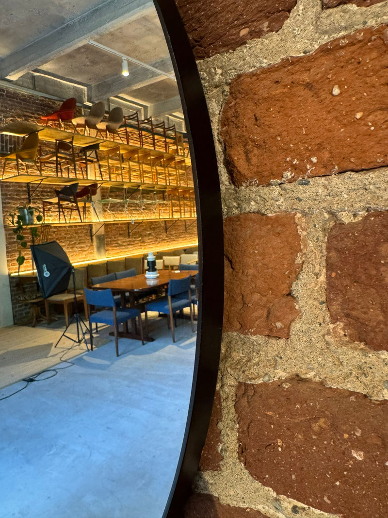 Specchio rotondo con cornice nera, vintage.