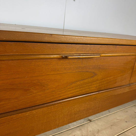 Sideboard bassa con ruote in teak, Danimarca 1960