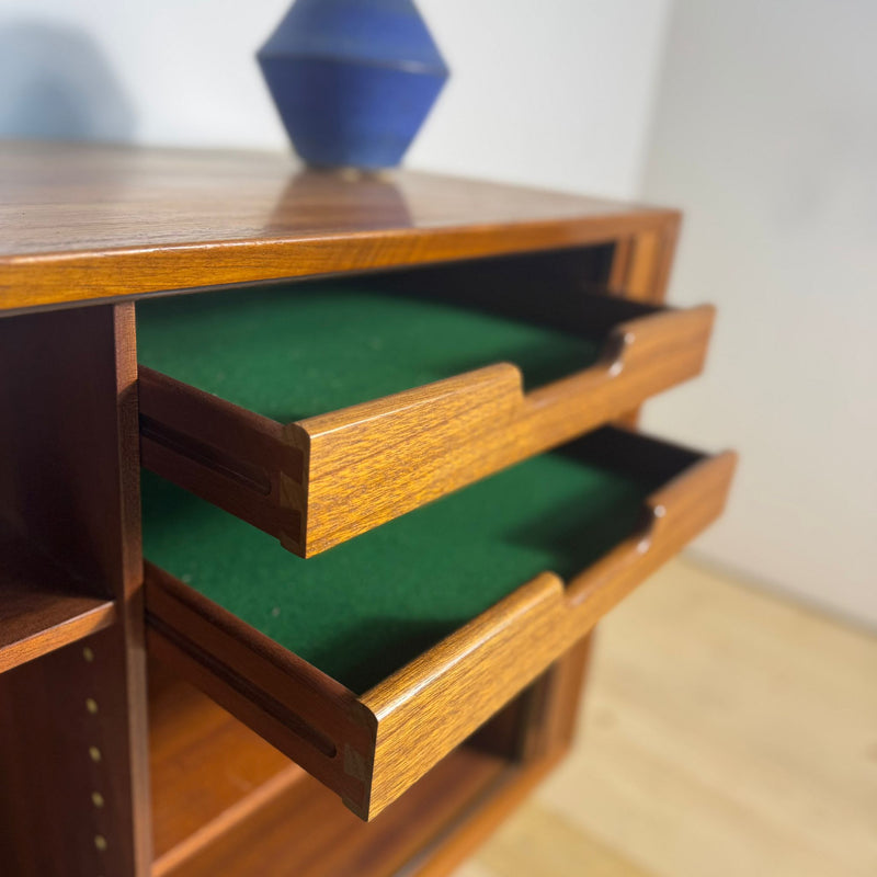 Sideboard di Kai Kristiansen in Teak con Ante a Scomparsa – Danimarca Anni ’60