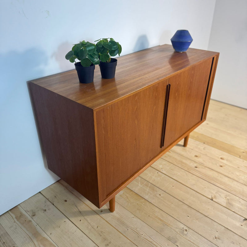 Sideboard di Kai Kristiansen in Teak con Ante a Scomparsa – Danimarca Anni ’60