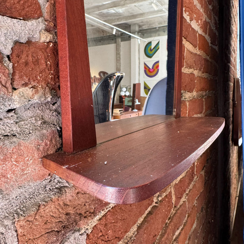 Specchio vintage di forma irregolare con mensola