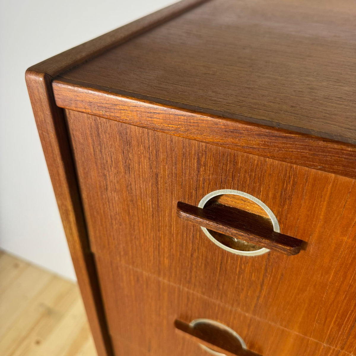 Cassettiera danese anni ’60 in teak con inserto in metallo