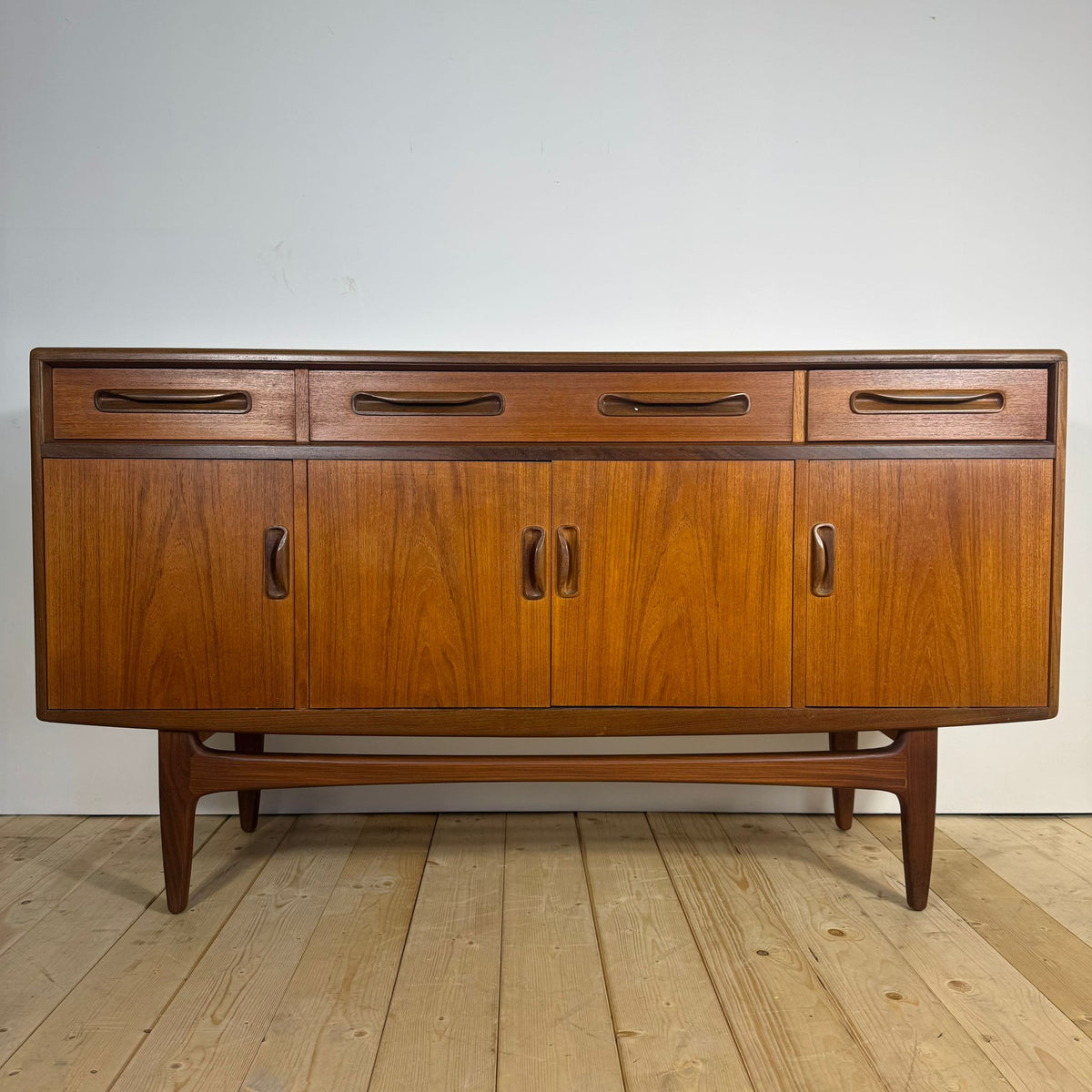 Sideboard G-Plan in Teak – Credenza Mid-Century di Design Britannico