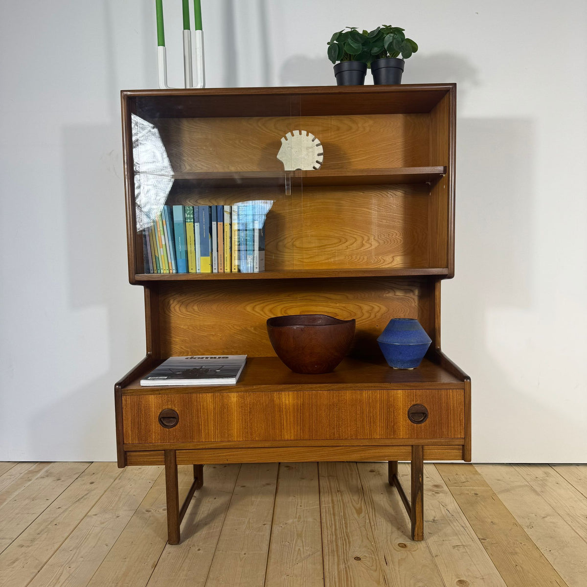 Libreria Vintage in Teak con Ante in Vetro – Eleganza Scandinava Mid-Century
