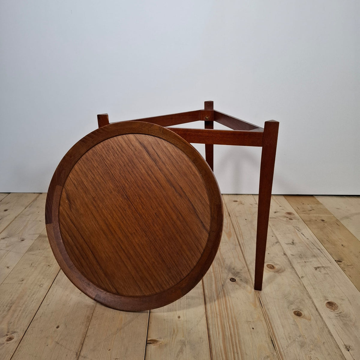 Tavolino Tondo in Teak – Design Mid-Century Modern, Anni ’60, Eleganza Scandinava