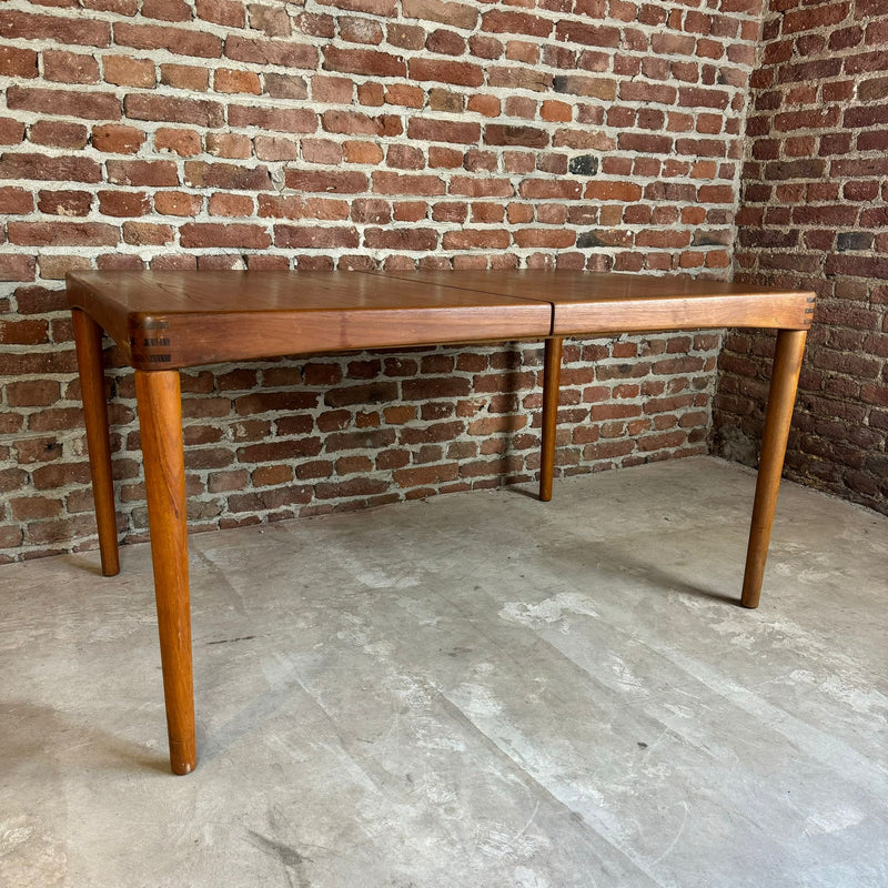 dettaglio angolo intarsio tavolo bramin teak