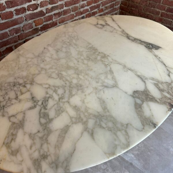 dettaglio base tavolo tulip design iconico