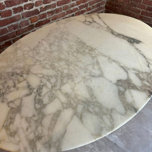 dettaglio base tavolo tulip design iconico