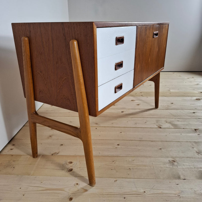 dettaglio cassetti bianchi sideboard teak vintage