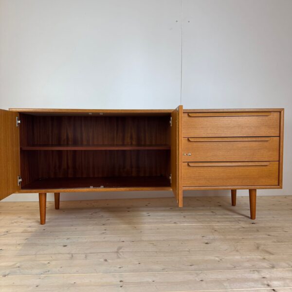 dettaglio cassetti credenza vintage teak danimarca