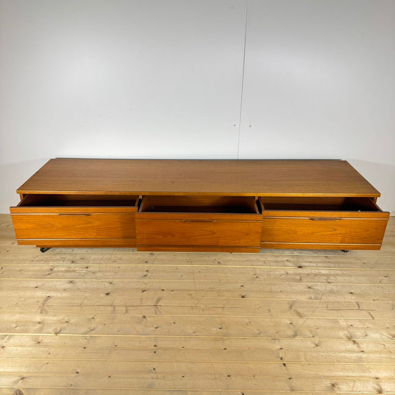 dettaglio cassetti sideboard bassa danese