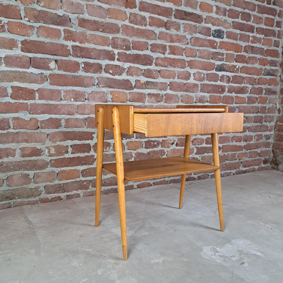 dettaglio cassetto comodino mid century stov