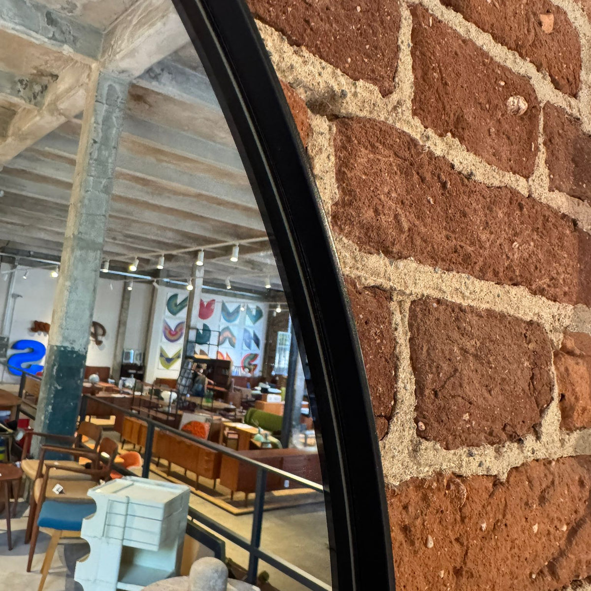 dettaglio cornice metallo nero specchio stov