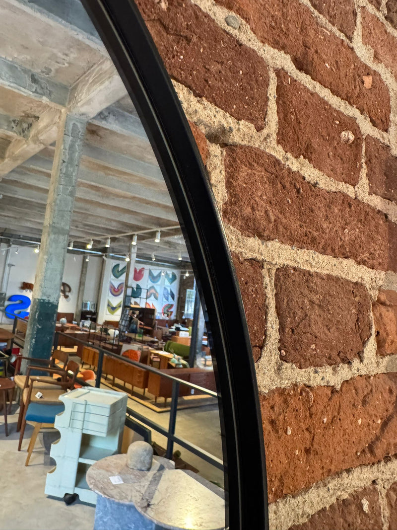 dettaglio cornice metallo nero specchio stov