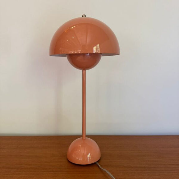 dettaglio due semisfere lampada flowerpot panton