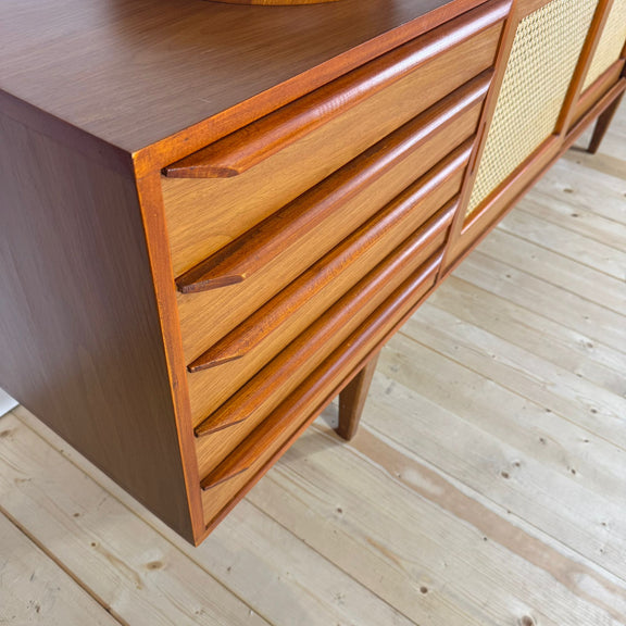 dettaglio intreccio rattan ante sideboard vintage